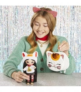 Na! N / D! N / D! Surprise Glam Series 2 Liling Luck ' Boneca da moda 7,5 inspirada em um gato sortudo com cabelo preto e bolsa