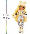 Rainbow Winter Break Sunny Madison ' Boneca amarela e playset com 2 roupas, par de esquis e acessórios