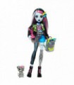 Boneca Monster High Frankie Stein em jaqueta jeans e shorts, inclui Watzie para cachorro de estimação e acessórios como mochi